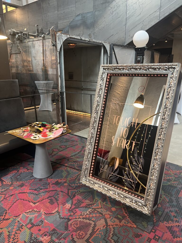 Spiegelbox und coole Fotorequisiten für deine Hochzeit in Augsburg